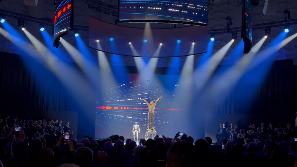 Dancer on stage at HM25